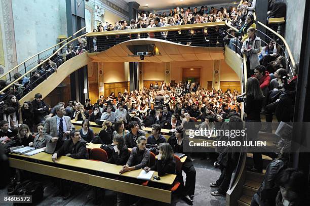 Des universitaires et des étudiants de l'Institut d'Etudes Politiques d'Aix-en-Provence participent à une réunion publique, le 03 février 2009, dans...