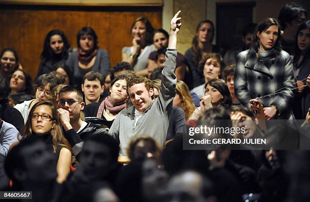 Des universitaires et des étudiants de l'Institut d'Etudes Politiques d'Aix-en-Provence participent à une réunion publique, le 03 février 2009, dans...