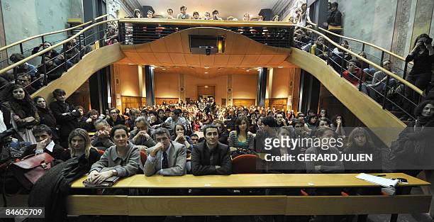 Des universitaires et des étudiants de l'Institut d'Etudes Politiques d'Aix-en-Provence participent à une réunion publique, le 03 février 2009, dans...