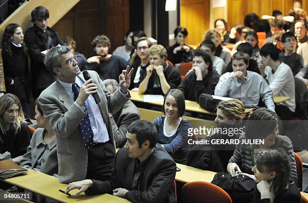 Le directeur de l'Institut d'Etudes Politiques d'Aix-en-Provence, Christian Duval s'exprime devant des universitaires et des étudiants de l'Institut...