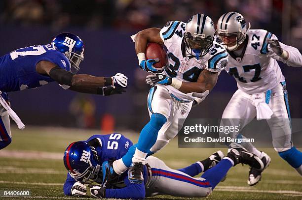 Carolina Panthers DeAngelo Williams in action, rushing vs New York Giants. East Rutherford, NJ CREDIT: David Bergman