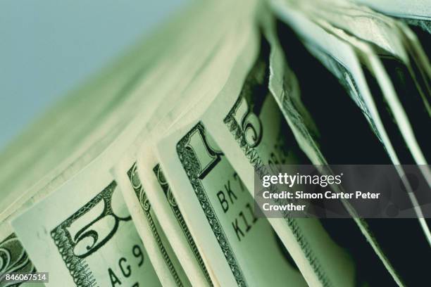 moneda de los estados unidos: billetes aventando hacia fuera, close-up. - blanqueo de dinero fotografías e imágenes de stock