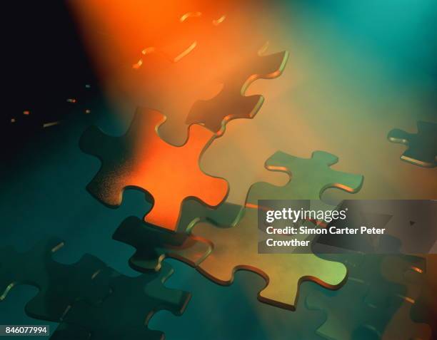 pezzi di puzzle galleggianti. - merger foto e immagini stock