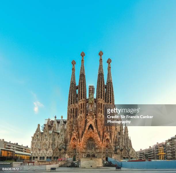 impressive facade of sagrada familia basilica at early sunset in barcelona, catalonia, spain - barcelona spanien stock-fotos und bilder