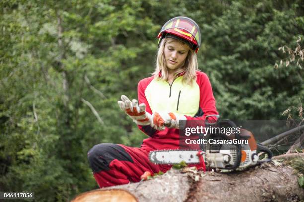 porträt des jungen holzfäller frau - forestry worker stock-fotos und bilder