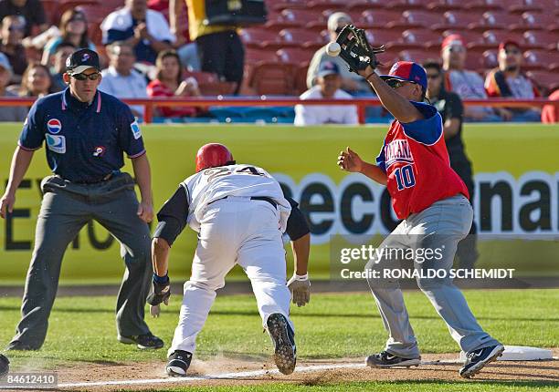 Ronnie Belliard of Dominican Republic's Tigres del Licey puts out Andy Gonzalez of Leones de Ponce of Puerto Rico during the Baseball Caribbean...