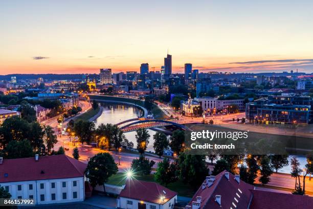 night vilnius, lithuania - vilnius lituânia imagens e fotografias de stock