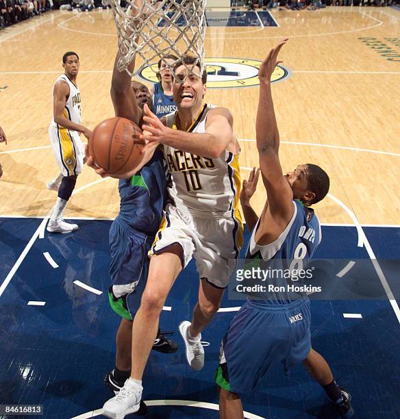 Jeff Foster of the Indiana Pacers battles Al Jefferson and Ryan Gomes of the Minnesota Timberwolves at Conseco Fieldhouse February 3, 2009 in...