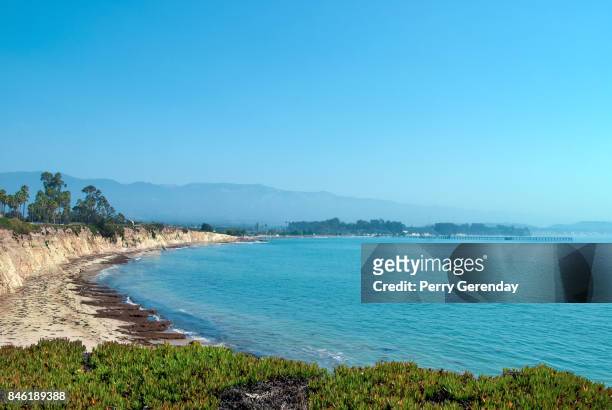 beach and cliffs at university of california santa barbara - barbara perry stock-fotos und bilder