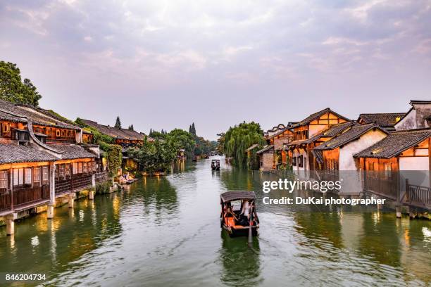 wuzhen at night - provinz zhejiang stock-fotos und bilder