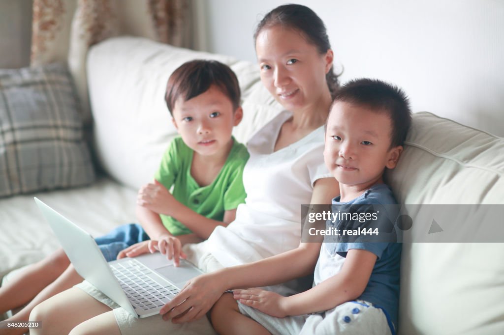 Kinderen met behulp van laptop