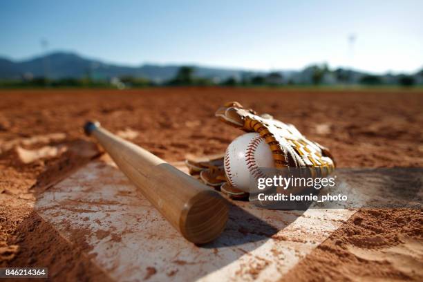 partido de béisbol - bate de béisbol fotografías e imágenes de stock