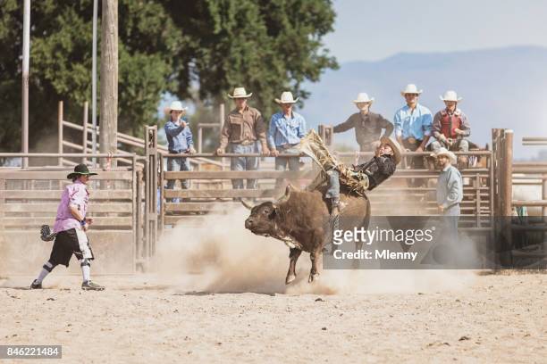 barebacking cowboy uit razende stier van bucking vallen - bull riding stockfoto's en -beelden