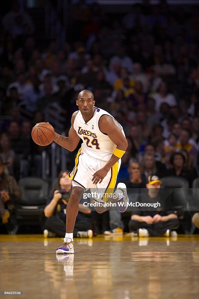 Los Angeles Lakers Kober Bryant in action vs San Antonio Spurs. Los