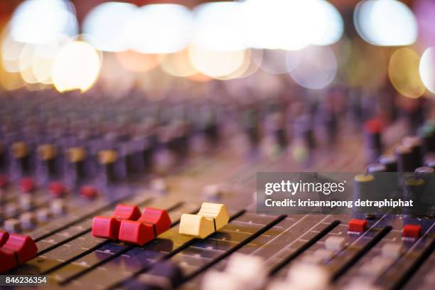 audio sound mixer&lifier equipment, sound acoustic musical mixing&engineering concept background. - scene di videogiochi foto e immagini stock