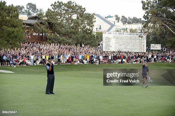 Tiger Woods victorious after putting for eagle on No.18 during Saturday play at Torrey Pines GC. La Jolla, CA 6/14/2008 CREDIT: Fred Vuich