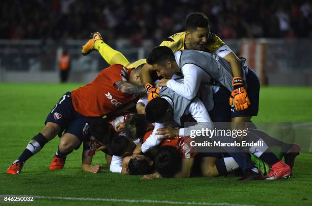 Martin Benitez of Independiente celebrates with teammates after scoring the second goal of his team during a second leg match between Independiente...