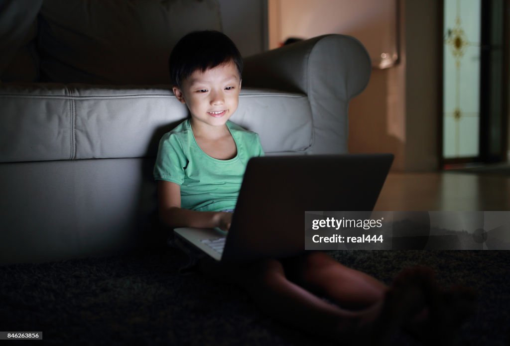 Kind met behulp van laptop