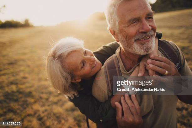 tenerezza senior - coppia anziana foto e immagini stock