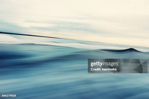 del mar y el cielo de fondo abstracto - tide fotografías e imágenes de stock