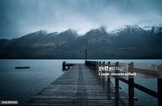 die pier in glenorchy, otago, neuseeland - new zealand snow stock-fotos und bilder