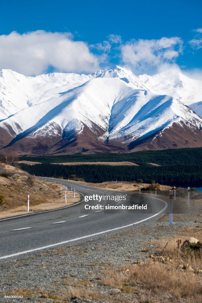 A estrada para Lago Pukaki, Nova Zelândia