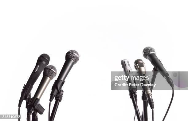 press conference microphones with white copy space - conferencia de prensa fotografías e imágenes de stock