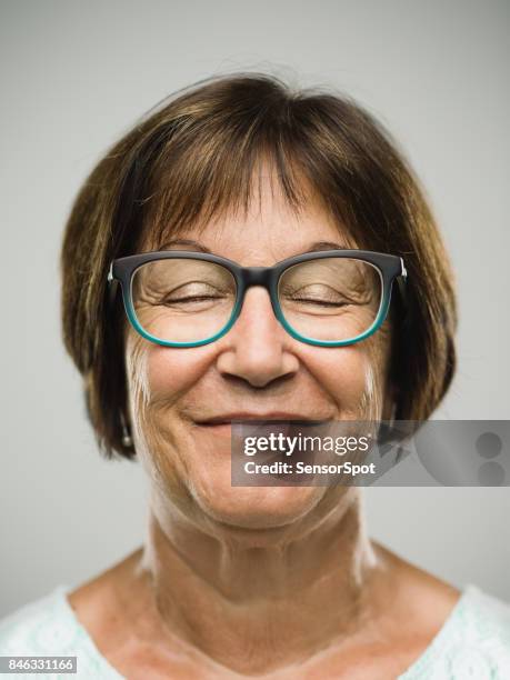 echt blij senior vrouw portret met ogen dicht - happy face glasses stockfoto's en -beelden
