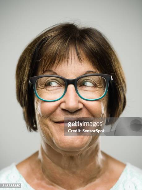 retrato de mujer real senior mirando lejos - sonrisa satisfecha fotografías e imágenes de stock