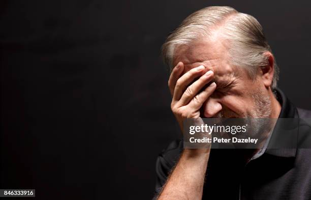 senior man with headache amnesia - dementie stockfoto's en -beelden