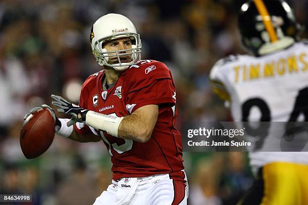 Quarterback Kurt Warner of the Arizona Cardinals throws a pass against the Pittsburgh Steelers during Super Bowl XLIII on February 1, 2009 at Raymond...