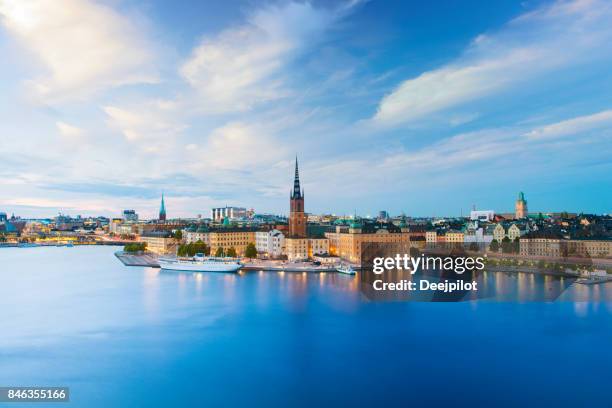 riddarholmen y skyline de gamla stan en estocolmo en el crepúsculo, suecia - day for night 2017 fotografías e imágenes de stock