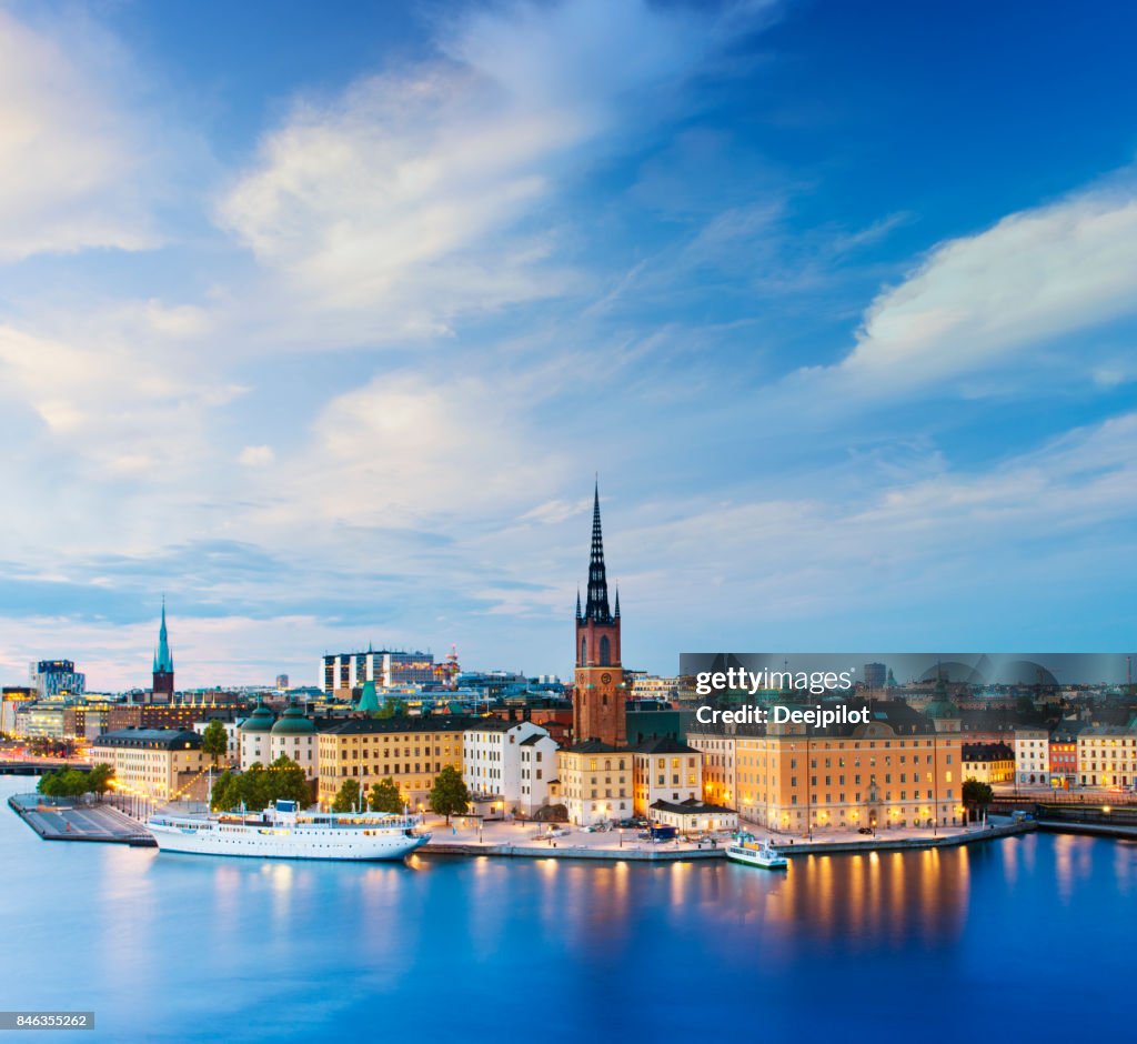 Riddarholmen und Gamla Stan Skyline in Stockholm in der Dämmerung, Schweden