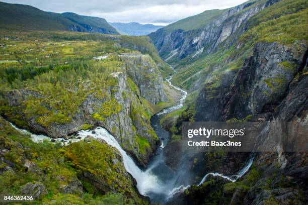vøringfossen waterfall in eidfjord, norway - voringsfossen stock-fotos und bilder