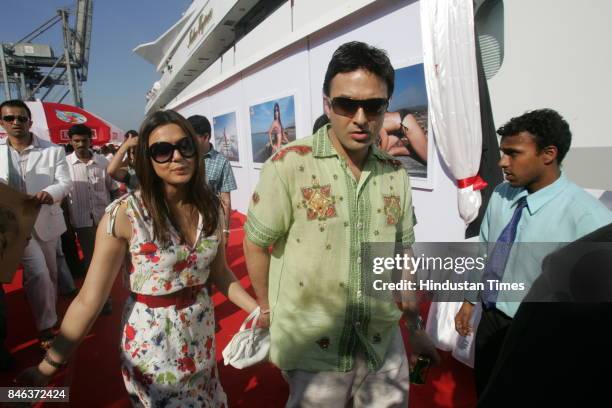 Ness Wadia with Preity Zinta at the launch of Kingfisher 2007 Calendar.