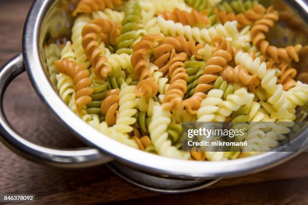 tricolor rotini (spirali) pasta - kids recipes made. fusilli pasta - tri color stockfoto's en -beelden