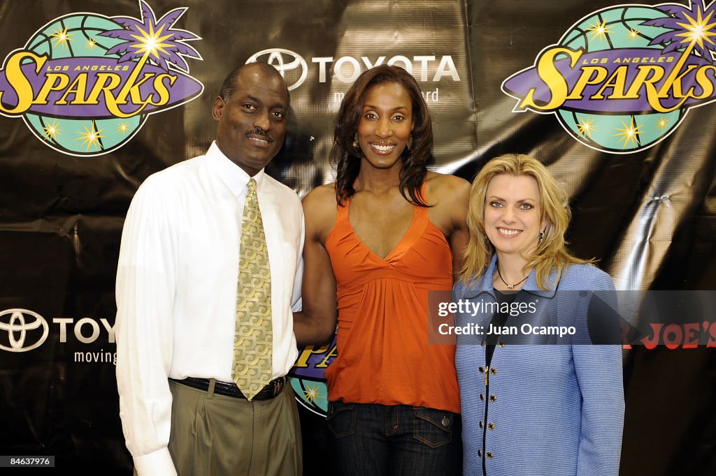 Los Angeles Sparks' Lisa Leslie Announces Retirement At The End of 2009 Season