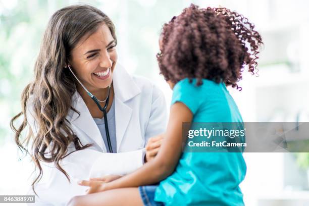 heureux médecin - pédiatre photos et images de collection