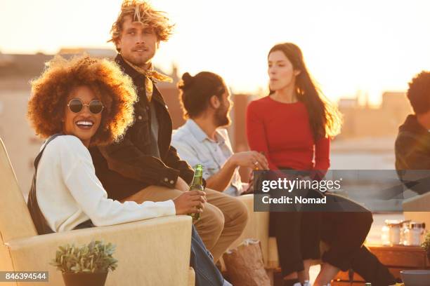 mujer feliz con sus amigos durante la fiesta en la azotea - terraza fotografías e imágenes de stock