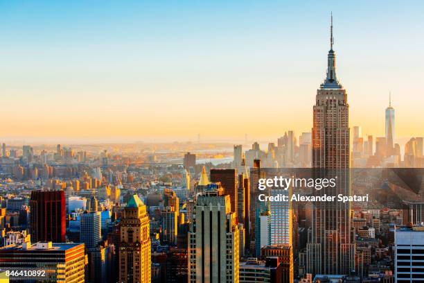 manhattan skyline on a sunny day empire state building on the right, new york, united states - new-york-city photos et images de collection