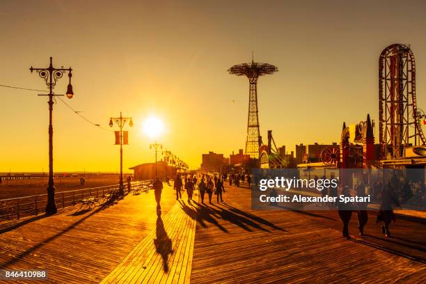 the coney island boardwalk at sunset, brighton beach, brooklyn, new york city, ny, usa - brighton beach foto e immagini stock