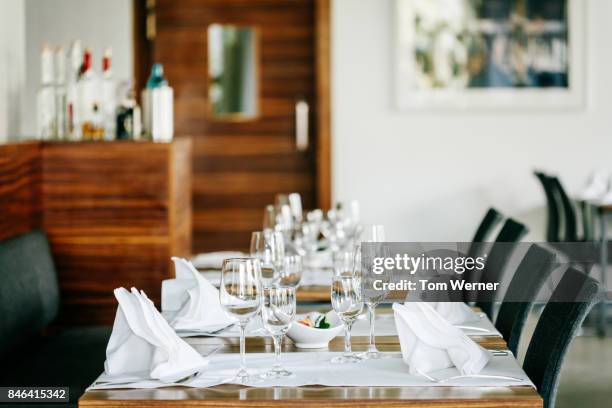 scene from an empty restaurant, set up ready for patrons - business lunch stock-fotos und bilder