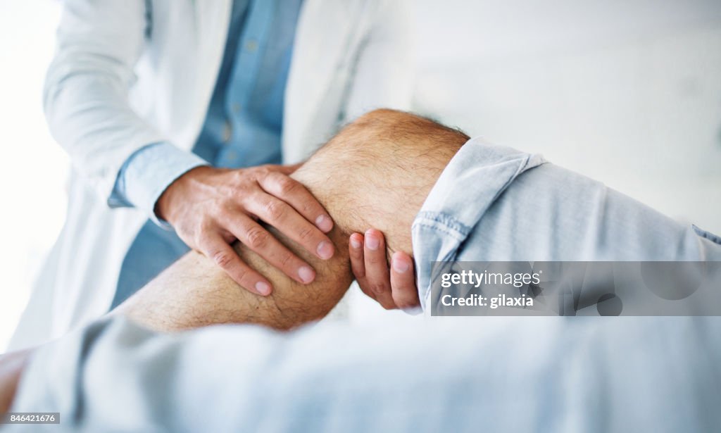 Anziano che ha fatto le visite mediche.