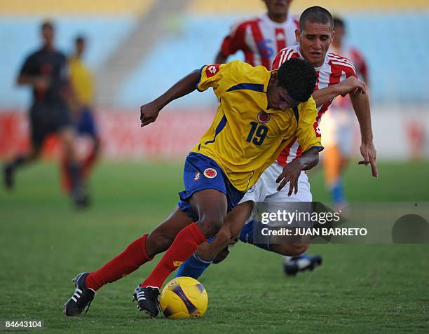 Paraguayan Diego Ayala vies for the ball with Colombian Javier Reina during a South American U-20 football match on February 4, 2009 at Jose Antonio...