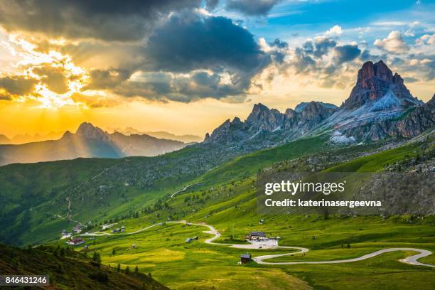 zonsondergang over pass giau. dolomieten alpen. italië - backpacker road stockfoto's en -beelden