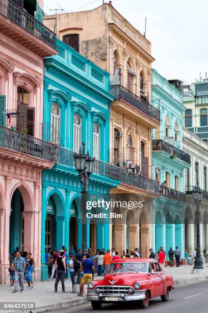 multitud de gente en la calle en la habana, cuba de compras - cuba fotografías e imágenes de stock