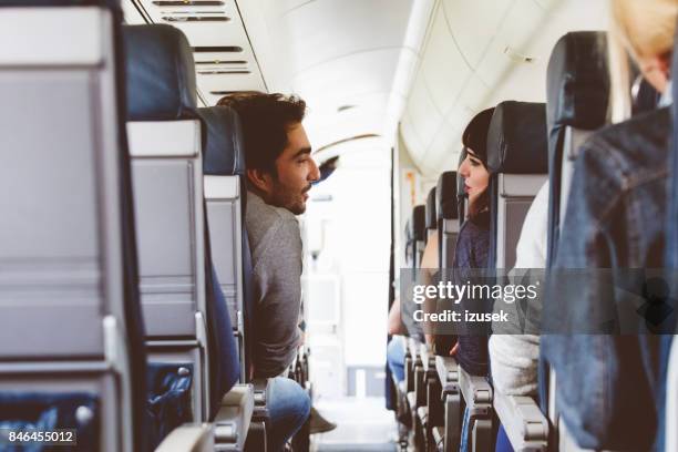 vrienden reizen met vlucht - couple airplane stockfoto's en -beelden