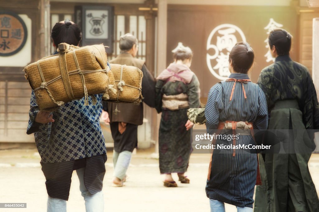 Rückansicht des kleinen Gruppe von japanischen Schauspieler reenacting Edo Periode Dorf Szene