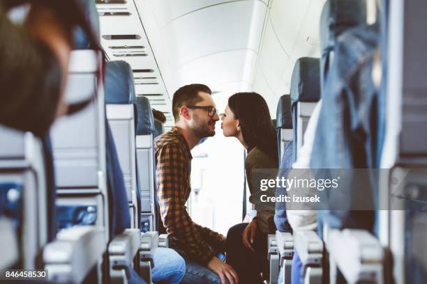 paar verliefd reizen per vliegtuig - couple airplane stockfoto's en -beelden