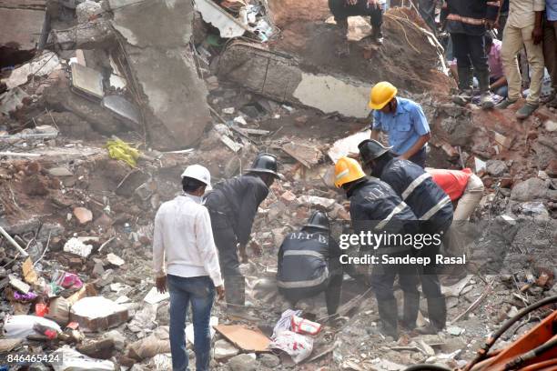 building collapse in mumbai 25th july, 2017 - collapsing stock pictures, royalty-free photos & images